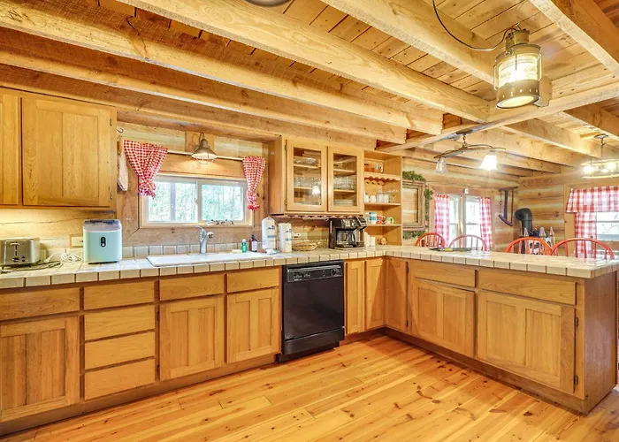 Serene Townsend Cabin Rental With Hot Tub And Grill!