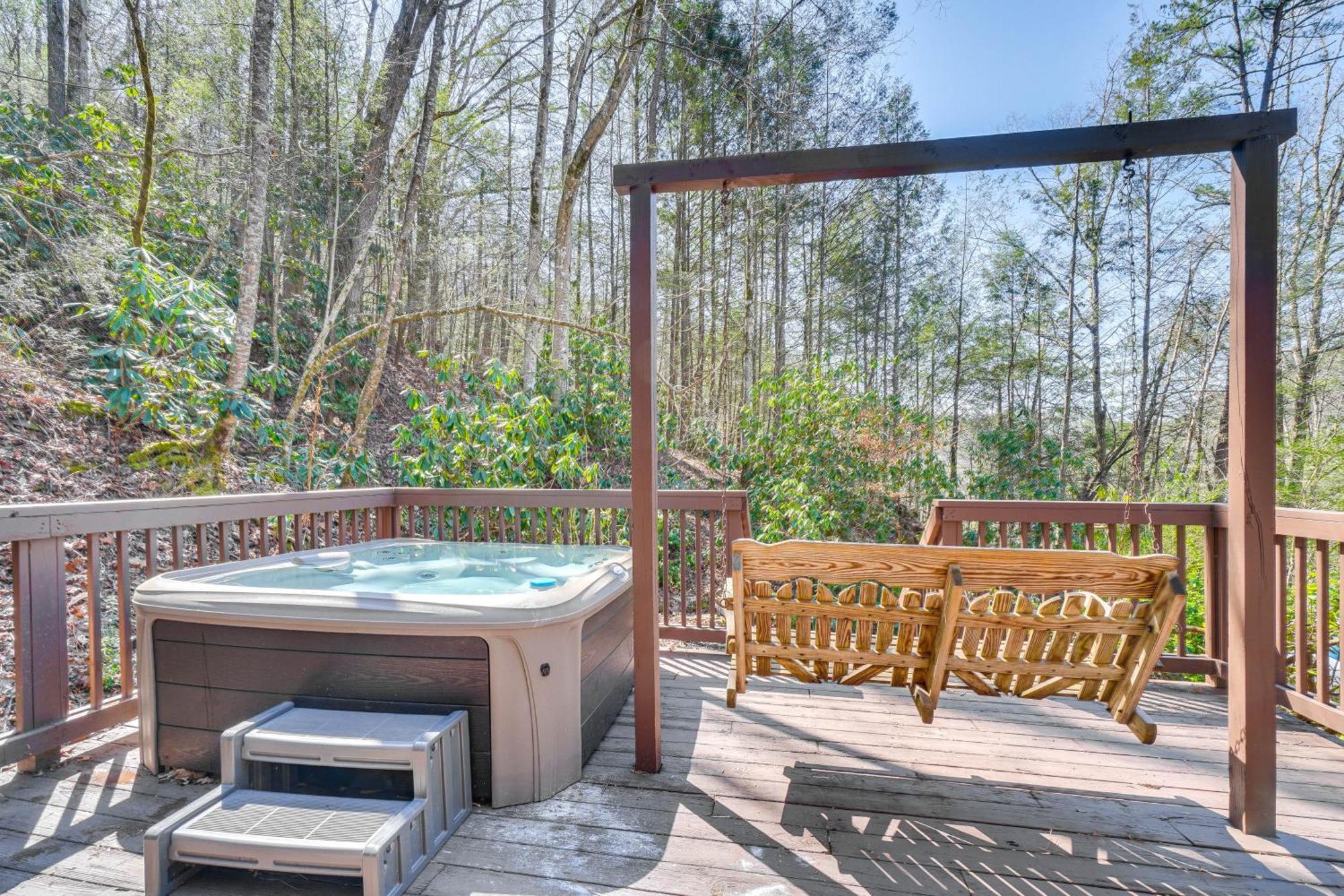Serene With Hot Tub And Grill! Ferienhaus